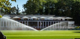 Gericht prüft erneut Ausbau Trainingszentrum 1. FC Köln Ein Rasensprenger läuft auf dem Trainingsgelände des Fußball-Bundesligisten 1. FC Köln. Im Hintergrund ist das Geißbockheim zu sehen. Der Ausbau im Grüngürtel der Stadt ist umstritten.