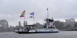 Rhein-Fähren fahren wieder Die meisten Rheinfähren fahren wieder, allzu viele Passagiere sind bei wechselhaftem Wetter aber nicht an Bord: Hier ein Blick auf die Fähre von Düsseldorf-Urdenbach nach Zons.