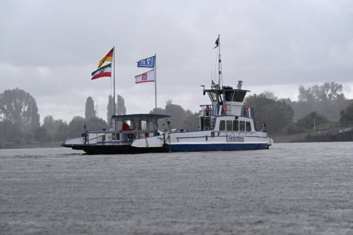 Steigende Pegelstände - Rhein-Fähren fahren wieder Die meisten Rheinfähren fahren wieder, allzu viele Passagiere sind bei wechselhaftem Wetter aber nicht an Bord: Hier ein Blick auf die Fähre von Düsseldorf-Urdenbach nach Zons.