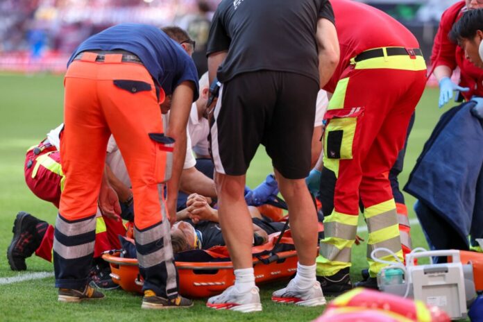 RB Leipzig - Borussia Mönchengladbach Daiki Hashioka (Bor. Mönchengladbach) musste nach einem Zusammenstoß ins Krankenhaus gebracht werden.