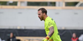 Flekken schimpft nach Leverkusens Lehrstunde in Elversberg Geht mit seinen Teamkollegen hart ins Gericht: Bayer-Keeper Mark Flekken.