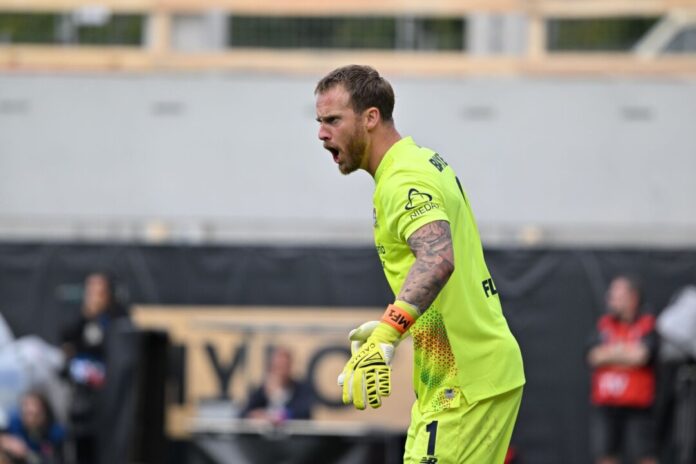 SV Elversberg - Bayer Leverkusen Geht mit seinen Teamkollegen hart ins Gericht: Bayer-Keeper Mark Flekken.