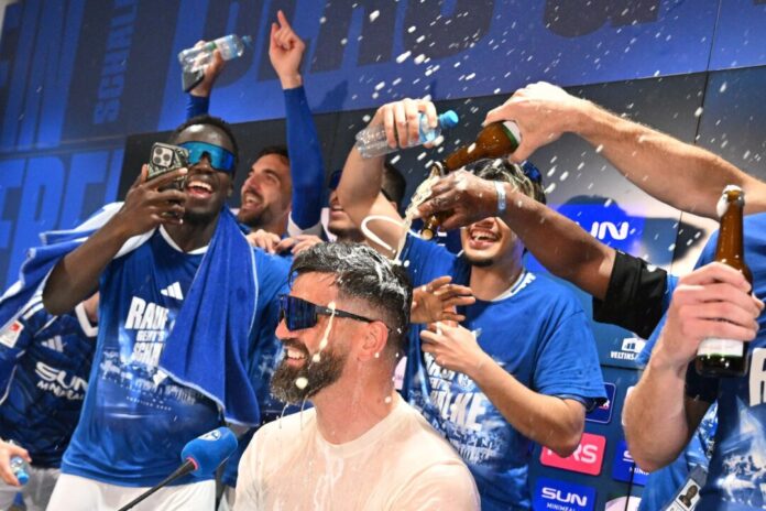 FC Schalke 04 Schalkes Bundesliga-Aufstieg ist noch einmal im Kino als Doku zu sehen. (Archiv)