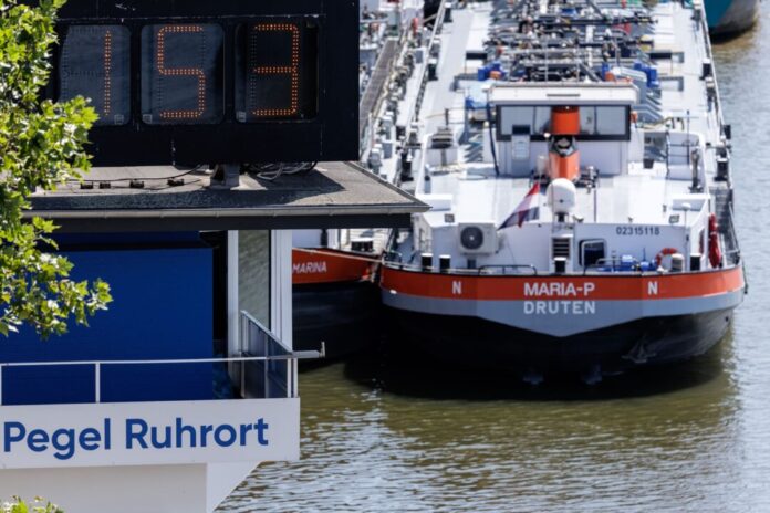 Wetterlage in NRW - Niedrigwasser am Rhein in Duisburg Der Pegelstand in Duisburg-Ruhrort.