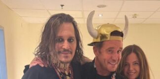 «Johnny Däpp»-Sänger Büffel trifft den echten Johnny Depp Büffel überreichte seinem großen Idol Johnny Depp in der Künstlergarderobe seine Platin-Schallplatte. (Handoutbild)