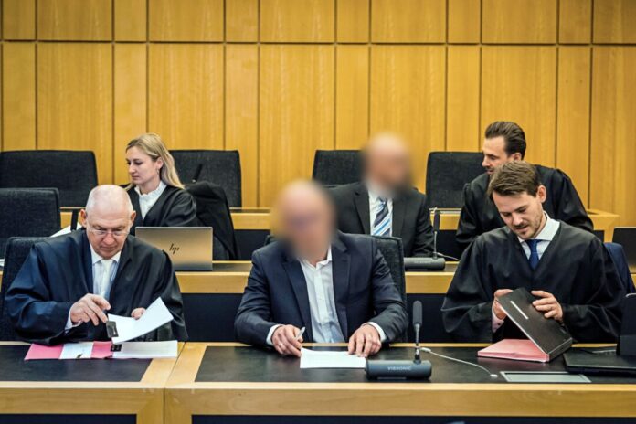 Beginn Prozess um Ausfuhr von Waren nach Russland Das Landgericht Münster hat zwei Männer aus Oelde, hier beim Prozessauftakt, zu Haftstrafen verurteilt. (Archivbild)