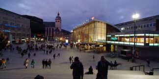 Hat Köln Abschiebehilfe abgelehnt? Stadt prüft Vorwürfe In Köln wird derzeit viel über Abschiebungen diskutiert. (Symbolbild)