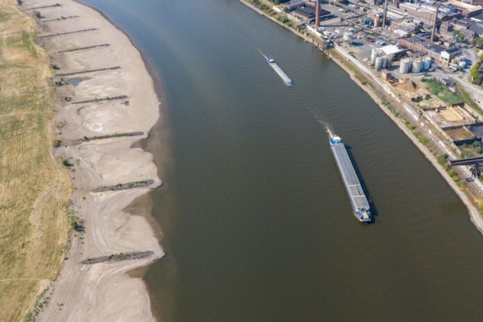 Niedrigwasser im Rhein NRW-Verkehrsminister Oliver Krischer (Grüne) fordert vom Bund, den weiteren Ausbau der Fahrrinne zu finanzieren.