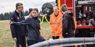 Brand im Hohen Venn: Lage auf deutscher Seite entspannt Deutsche Einsatzkräfte unterstützen die belgische Feuerwehr vor allem, in dem sie helfen Löschwasser ins Brandgebiet zu bringen. Die Zahl der Einsatzkräfte ist aber inzwischen deutlich zurückgefahren worden.