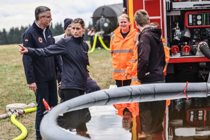 Waldbrand im Hohen Venn Deutsche Einsatzkräfte unterstützen die belgische Feuerwehr vor allem, in dem sie helfen Löschwasser ins Brandgebiet zu bringen. Die Zahl der Einsatzkräfte ist aber inzwischen deutlich zurückgefahren worden.