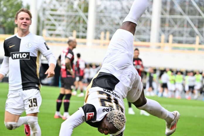SV Elversberg - Bayer Leverkusen Elversberg steht Kopf: David Mokwa feiert das 3:0 gegen Leverkusen.