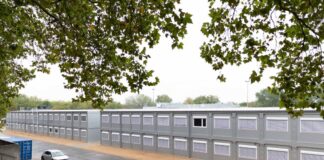 Vom Schulbrand zum Schuldorf – Neustart in Erkrath Blick auf das Schuldorf von der Tribüne des Sportplatzes, auf dem jetzt rund 600 Container stehen.
