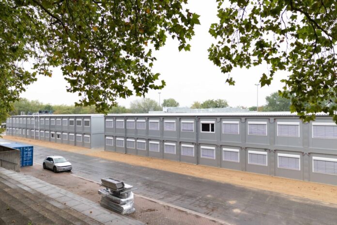 Containerdorf für Schüler in Erkrath nach Schulbrand Blick auf das Schuldorf von der Tribüne des Sportplatzes, auf dem jetzt rund 600 Container stehen.