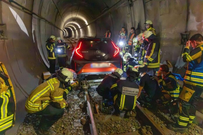 Auto landet in U-Bahn-Tunnel Erst nach einem Kilometer endete die Fahrt.