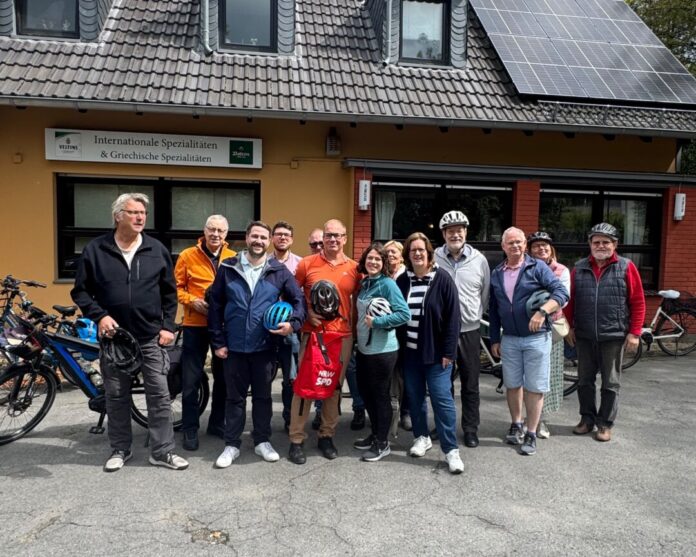 da0fc57a-3428-4924-9dba-98a65732ea03 Sie waren unter anderem mit dem Fahhrad auf Tour: Pat Faßbender-Kreß (3.v.l.), Matthias Stascheit (6.v.l.), Sabrina Nüse (7.v.l.) Kerstin Griese (9.v.l.). Foto: SPD Heiligenhaus