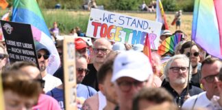 Tausende Menschen bei queerer Demo in Köln Mehrere Tausend Menschen haben in Köln für den Schutz der queeren Community demonstriert.