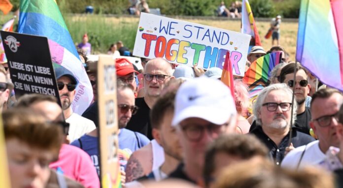 Solidaritätsmarsch für queere Menschen in Köln Mehrere Tausend Menschen haben in Köln für den Schutz der queeren Community demonstriert.