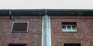 Mithäftlinge hörten Ausbrecher auf dem Dach – Fahndung läuft Ein Fallrohr an der JVA Duisburg. Es ist mit Blech geschützt, um Klettern zu verhindern.