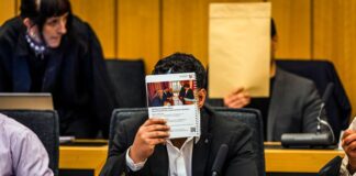 Erste Urteile im Phishing-Prozess gegen mutmaßliche Bande Zum Auftakt verdecken zwei der sechs Angeklagten ihre Gesichter. Jetzt gibt es erste Urteile in dem Prozess um Betrug durch falsche Bankmitarbeiter. (Archivbild)