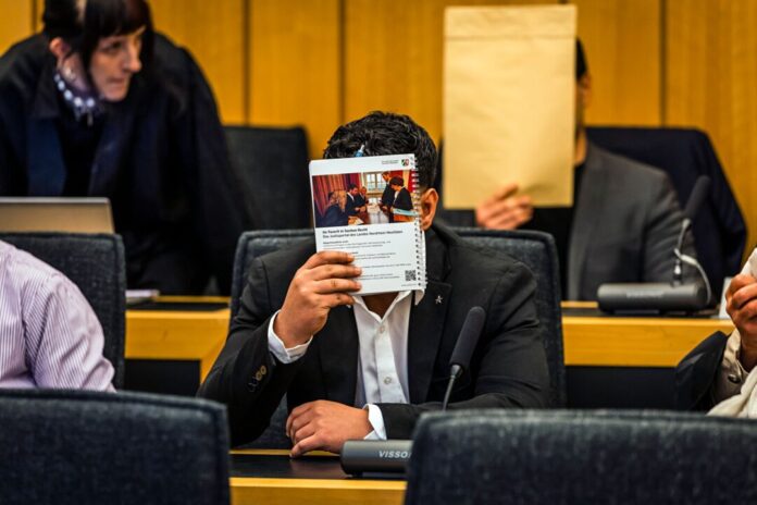 Prozess-Auftakt um Betrug durch falsche Bankmitarbeiter Zum Auftakt verdecken zwei der sechs Angeklagten ihre Gesichter. Jetzt gibt es erste Urteile in dem Prozess um Betrug durch falsche Bankmitarbeiter. (Archivbild)