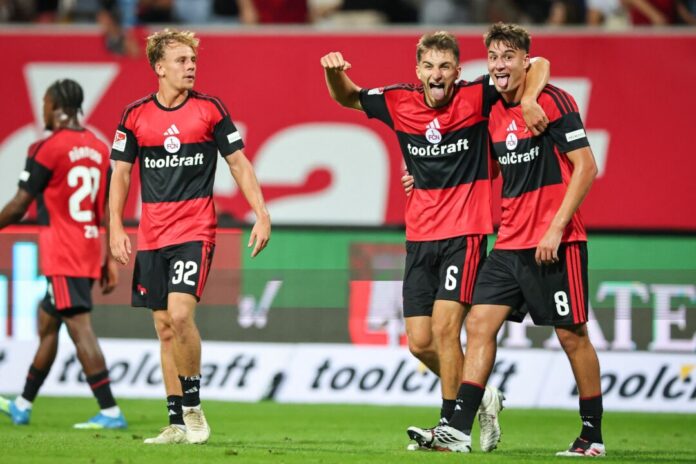 1. FC Nürnberg - Arminia Bielefeld Die Nürnberger hatten bei ihrem Flutlichtspiel beste Laune.
