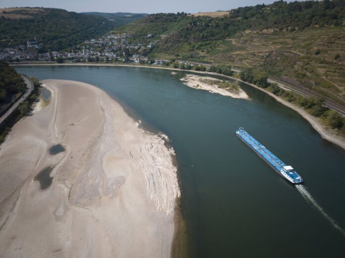 Niedrigwasser am Rhein Die niedrigen Wasserstände am Rhein behindern den Transport von Öl und Sprit - das treibt die Preise. (Archivbild)
