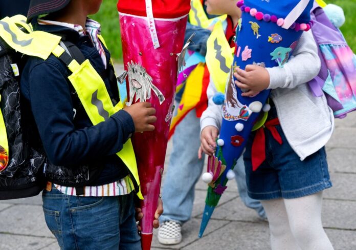 Schultüten Eltern von Schulanfängern sollen sich bei der Befüllung der Schultüte nicht unter Druck setzen lassen, rät die Lehrergewerkschaft VBE. (Symbolbild)