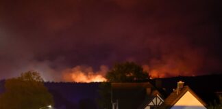 Waldbrand im Hohen Venn: Evakuierung bleibt bestehen Der Kampf gegen die Flammenfront bereitet den Einsatzkräften große Mühe.