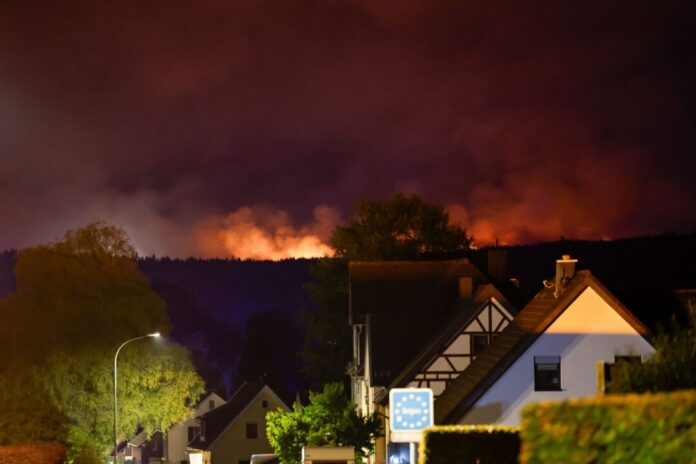 Waldbrand im Hohen Venn Der Kampf gegen die Flammenfront bereitet den Einsatzkräften große Mühe.