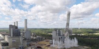 RWE sprengt 200-Meter-Schornstein von Ex-Kohlekraftwerk Alles nach Plan: In Grevenbroich wurde ein 200 Meter hoher Kraftwerks-Schornstein gesprengt.