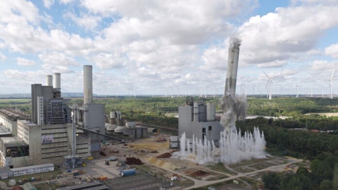 RWE sprengt Schornstein von Kohlekraftwerk Alles nach Plan: In Grevenbroich wurde ein 200 Meter hoher Kraftwerks-Schornstein gesprengt.