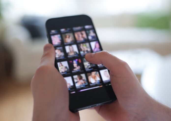 Pornografie im Internet Deepfakes, manipulierte Bilder, Stimmklone, holographische Manipulationen - digitale Gewalt hat viele Formen. (Symbolbild)