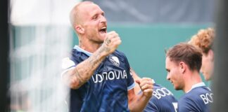 Effektive Bochumer gewinnen Zweitliga-Pokalduell in Fürth Ich war's: Bochums Torjäger Philipp Hofmann reckt nach seinem Tor zum 2:0 die Faust.