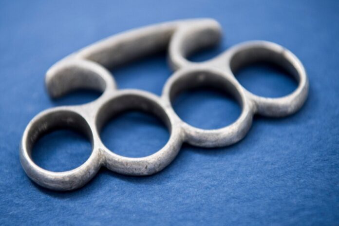 Mit Schlagring in den Urlaub Die Luftsicherheitskontrolle hat einen Reisenden mit martialischem Handgepäck gestoppt. (Archivbild)