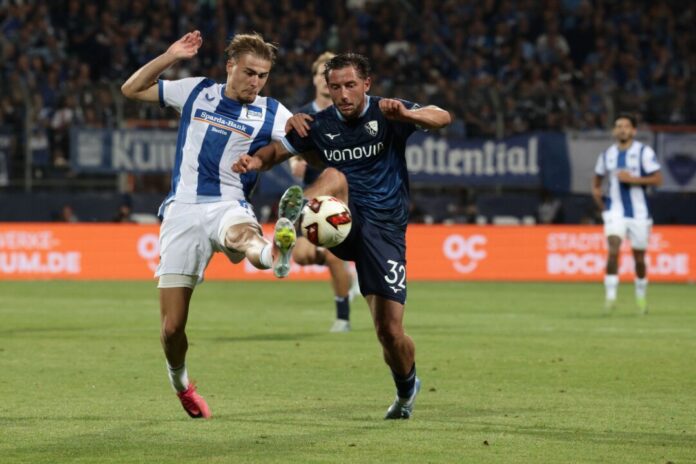 VfL Bochum - Hertha BSC Maximilian Wittek (r) ist froh, dass er schon wieder spielen kann.