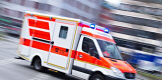 Lebensgefahr: Rettungswagen kollidiert mit Motorradfahrer Trotz eingeschalteten Martinshorns und Blaulichts krachten ein Rettungswagen und ein Motorrad zusammen. (Symbolbild)