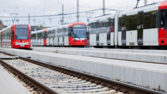 Straßenbahn Der Mann war bei Rot auf den Gleisen. (Symbolbild)