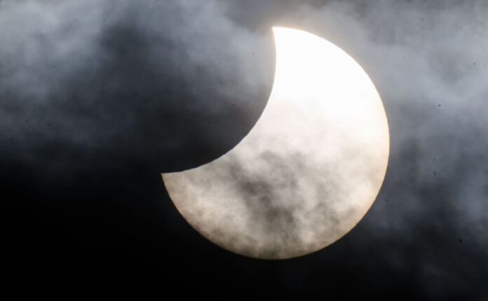 Partielle Sonnenfinsternis Am 12. August ist am NRW-Himmel eine partielle Sonnenfinsternis zu sehen. (Archivbild)