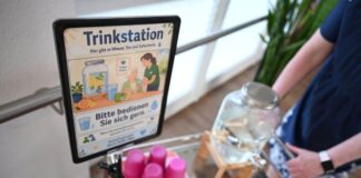 Weiterhin Hitzewarnung für ganz NRW Eine Frau schiebt in einem Pflegeheim einen Wagen mit Trinkbechern und Wasser. (Symbolbild)