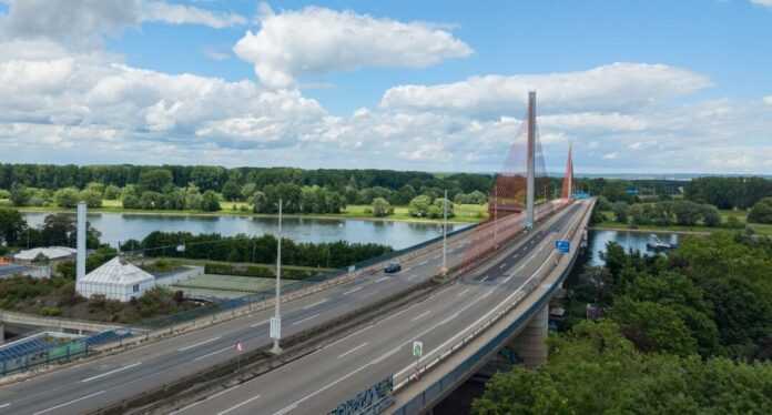 Bonner Nordbrücke Die Bonner Nordbrücke ist seit zwei Monaten gesperrt. Nun startet der Abriss der maroden Vorlandbrücke. (Archivbild)
