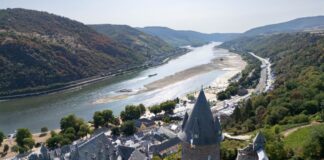 Niedrigwasser: Lkw-Fahrverbot wird weiter gelockert Die Wasserstände im Rhein sinken weiter.