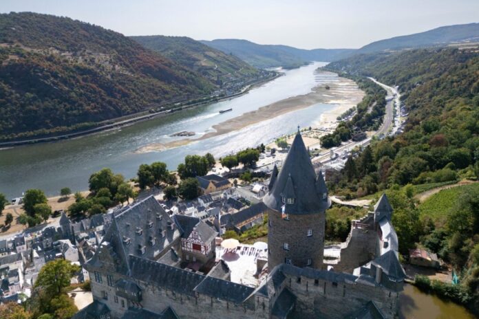 Extremes Niedrigwasser auf dem Rhein Die Wasserstände im Rhein sinken weiter.