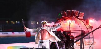 Raab startet Jetski-WM im Kapitänslook – Ein Promi verletzt Im vollen Kapitänslook ließ sich Raab in seine Show einfahren.