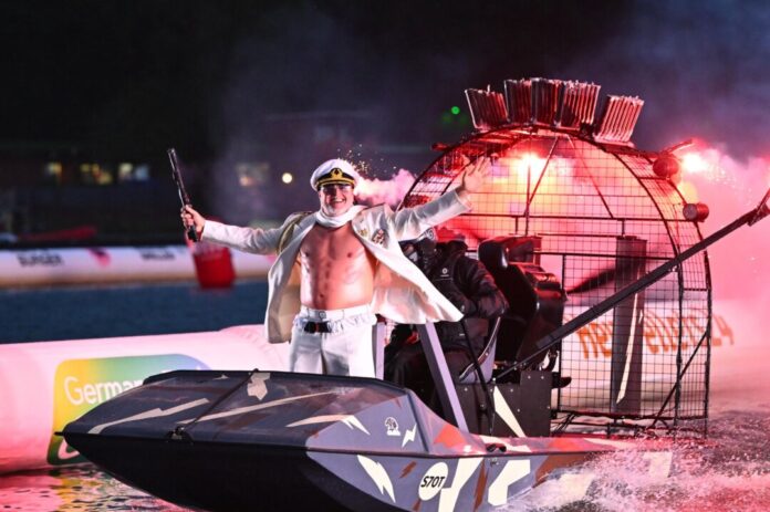 «Jetski Star WM» mit Stefan Raab Im vollen Kapitänslook ließ sich Raab in seine Show einfahren.