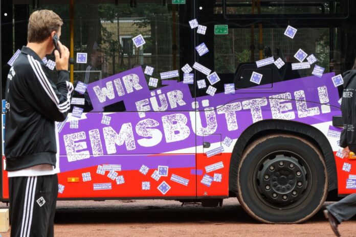HEBC erhält Hochbahn-Bus für DFB-Pokalspiel Spieler und Fans des HEBC verzierten einen Hamburger Linienbus. (Archivbild)