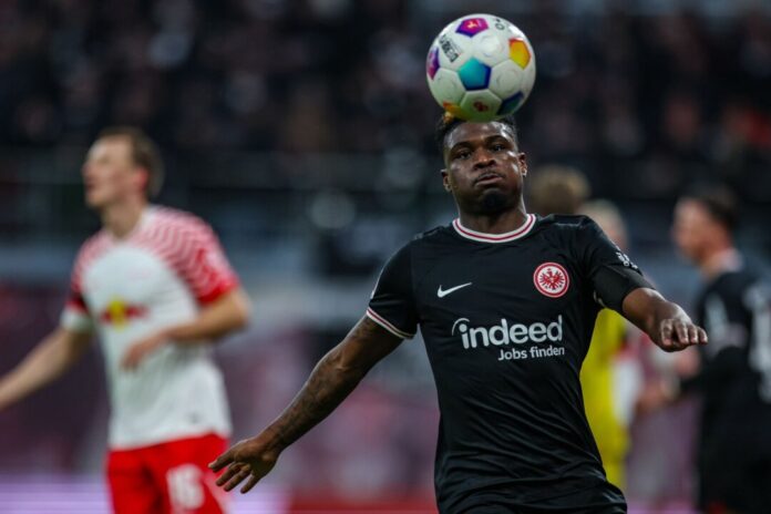 Junior Dina Ebimbe Trägt künftig das Schalker Trikot: Junior Dina Ebimbe.