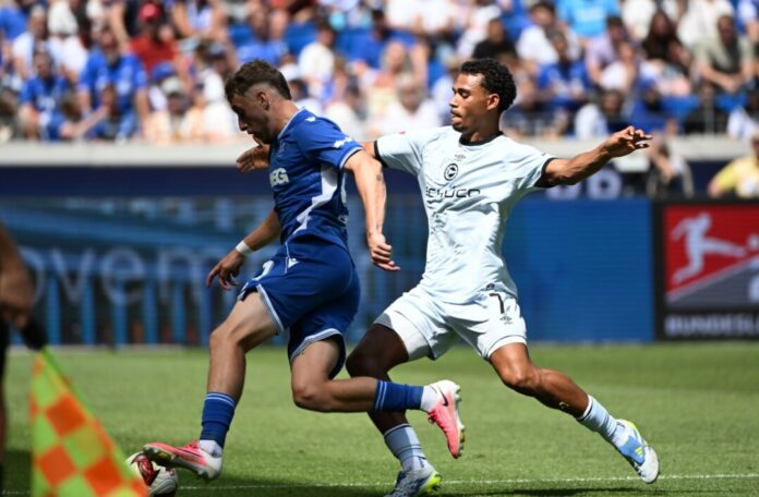 Karlsruher SC - Arminia Bielefeld Auch mal die Linie entlang: Karlsruhes Noel Eichinger (l) im Duell mit dem Bielefelder Henri Koudossou.