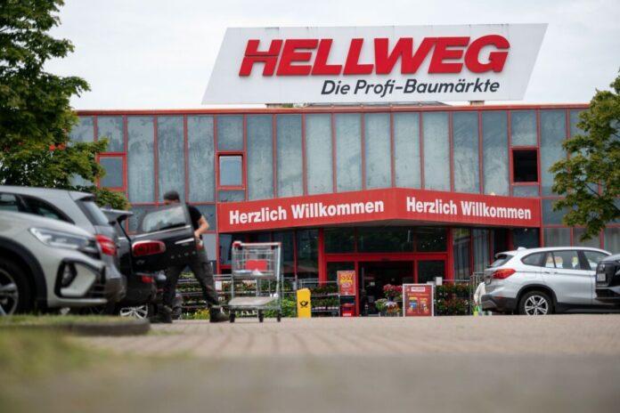Baumarktkette Hellweg Die Baumarktkette Hellweg und die Tochtergesellschaft BayWa Bau- und Gartenmärkte hatten im Juni Insolvenz in Eigenverwaltung angemeldet. (Archivbild)