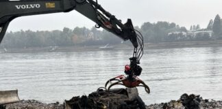 Autowrack mit Menschenknochen bei Niedrigwasser entdeckt In dem Autowrack und in unmittelbarer Nähe wurden Knochenreste gefunden.