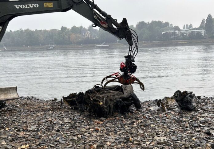Niedrigwasser am Rhein - Autowracks entdeckt In dem Autowrack und in unmittelbarer Nähe wurden Knochenreste gefunden.